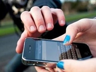 Bị giật điện thoại, cô gái đạp ngã hai tên cướp