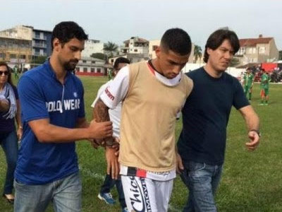 Cầu thủ Brazil bị cảnh sát bắt ngay trên sân