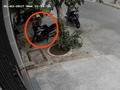 Clip: Đạo chích bẻ khóa "nẫng" xe máy nhanh như chớp