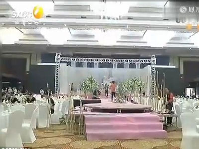 Đang cưới dở, cô dâu gọi cảnh sát đến bắt chú rể