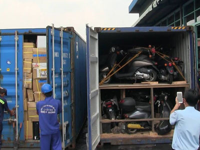 Phát hiện 2 container hàng điện tử, xe máy cũ nhập lậu