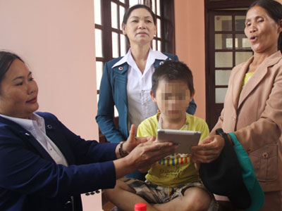 Theo bà đi chơi, bé trai 4 tuổi bị lạc 3 ngày