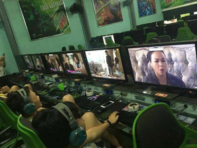 Thiên hạ đâu chỉ mỗi chị em cuồng "Người phán xử", cánh đàn ông cũng đang cày phim thay game đây này