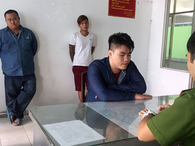 Ba nghi can đập phá quán kem giữa Sài gòn đầu thú