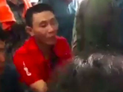 Bác thông tin dân giữ nhóm cán bộ đo đạc