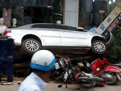Hà Nội: Ô tô “điên” đâm đổ cây, cuốn hàng loạt xe máy vào gầm