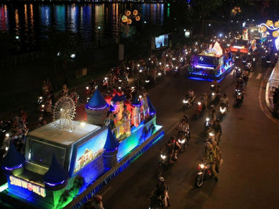 Hàng vạn người đổ ra đường hòa mình cùng lễ hội đường phố cực sôi động ở Đà Nẵng