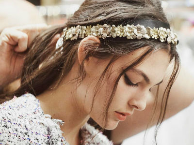Không chỉ có trang phục hay sàn runway độc, BST mới của Chanel còn gây thương nhớ bởi những chi tiết nhỏ xinh này