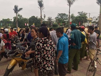 Nghi bắt cóc trẻ em, người dân vây bắt 2 người đàn ông giao nộp công an