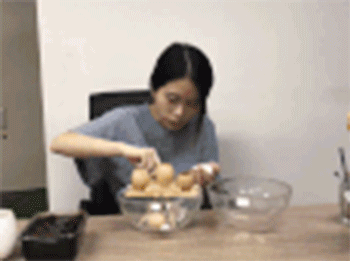 "Thánh nữ công sở" bất ngờ luộc trứng bằng vôi sống và nước lạnh