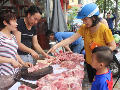 Thịt ngon, rẻ, người Hà Nội "vác" cả chục cân về ăn dần
