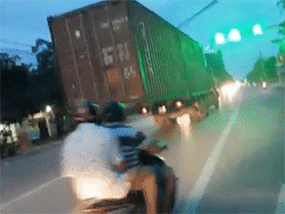Clip: Container khổng lồ "bay" trong thành phố, người đi đường khiếp vía