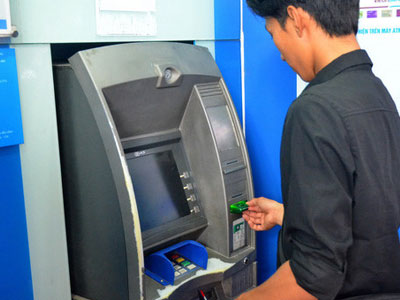 Vừa rút tiền từ ATM vừa lo