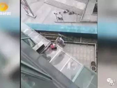 Con 3 tuổi rơi từ tầng 10 nguy kịch, bố mẹ ngủ say không biết gì