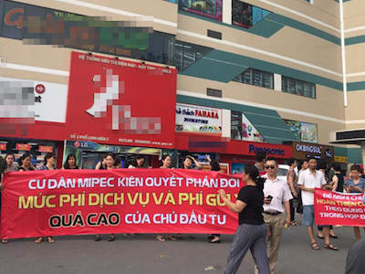 Hà Nội: Hàng trăm cư dân treo băng-rôn phản đối chủ đầu tư vì phí dịch vụ, gửi xe quá cao
