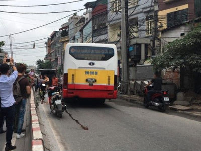 Hà Nội: Văng sang làn đường ngược chiều sau va chạm, nam thanh niên bị xe buýt cán tử vong
