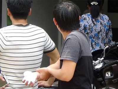 Hai diễn viên suýt chết vì mắc kẹt trong phòng lồng tiếng bị cháy