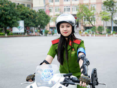 Nữ sinh cảnh sát xinh đẹp giỏi võ thuật, đam mê xe phân khối lớn