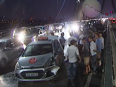 6 ô tô tông liên hoàn trên cầu Nhật Tân