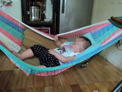 Đặt con nằm võng đung đưa lên cao để dỗ con nín khóc, người cha ân hận suốt đời