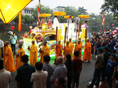 Hàng nghìn người xem lễ Tắm Phật ở Huế