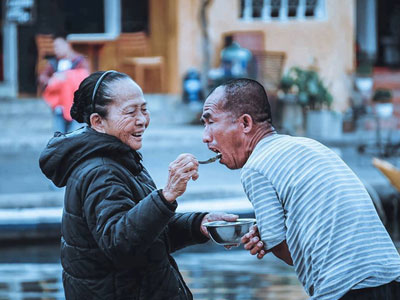 Mẹ già gần 60 năm chạy rong cho con ăn giữa cổ thị Hội An và câu chuyện chỉ ai làm mẹ mới thấm