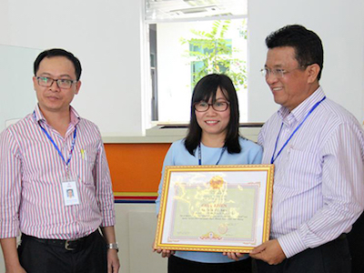 Thủ tướng tặng bằng khen nữ nhân viên điện lực trả lại một tỷ đồng