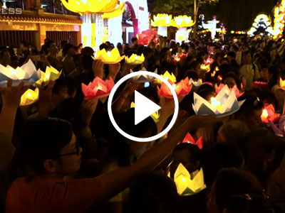 Video: Hàng nghìn người Sài Gòn thả hoa đăng mừng Phật Đản