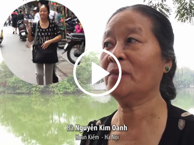 Video: Người phụ nữ 40 năm rung chuông bán lạc rang trên phố cổ Hà Nội