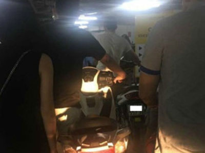 Chàng trai đi SH chen hàng, cư xử vô lễ khi bị nhắc nhở