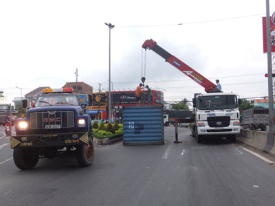 Container rơi xuống đường trúng ô tô 7 chỗ