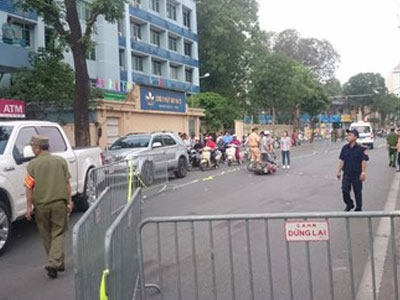 Đang đi trên đường, nam thanh niên bất ngờ ngã xuống tử vong