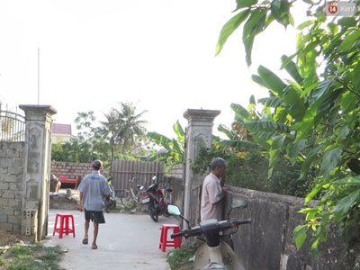 Nghệ An: Vợ khóc ngất chứng kiến chồng tử vong trong tư thế treo cổ
