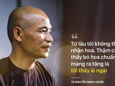 TS Nguyễn Mạnh Hùng: "Tại sao tôi không thích được nhận hoa?"