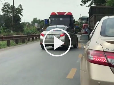 Video: Ô tô lấn làn bị xe khách 45 chỗ ép chạy lùi