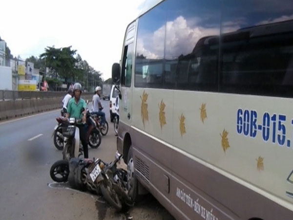 Xe khách tông chết người đàn ông rồi cuốn 2 vợ chồng đi xe máy vào gầm