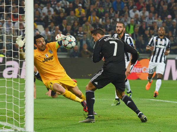 Báo Italy: Ronaldo nên coi chừng Buffon