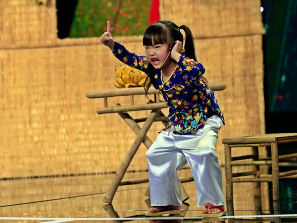 Bé gái 4 tuổi độc diễn vai bà tám làm bùng nổ gameshow hài