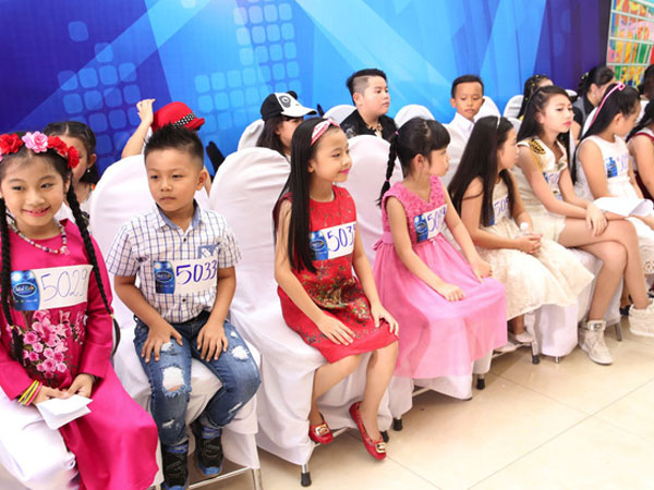 Cậu bé chăn vịt thi hát kiếm tiền giúp bố mẹ