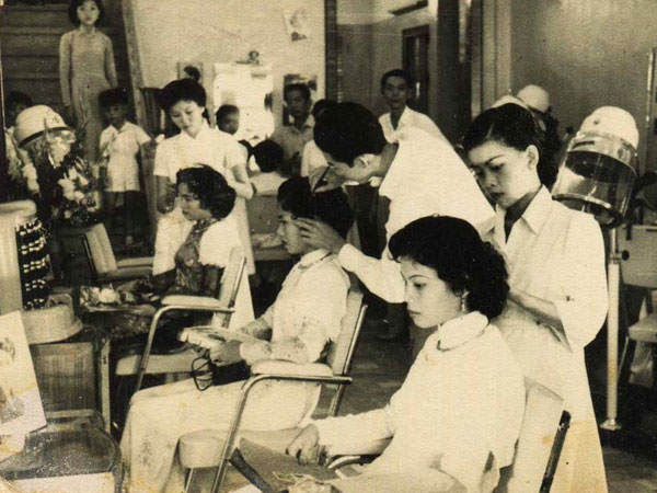 Công nghệ làm đẹp rùng mình của chị em thời bao cấp