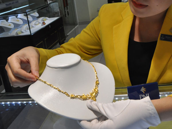 Giá vàng SJC đi xuống, USD tăng