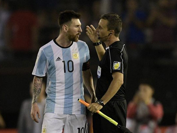 Maradona muốn FIFA tăng án phạt với Messi