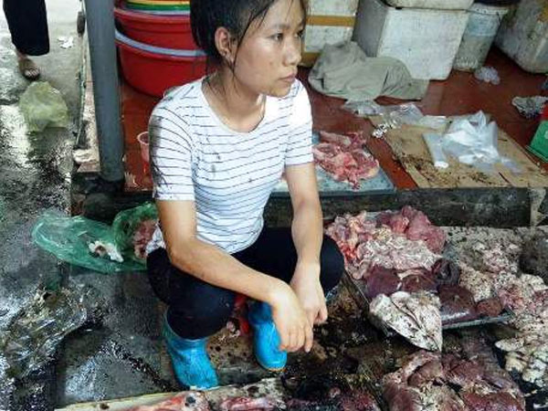 Hải Phòng: Phẫn nộ clip người phụ nữ bị hắt dầu luyn trộn chất thải khắp sạp thịt chỉ vì bán thịt lợn giá rẻ