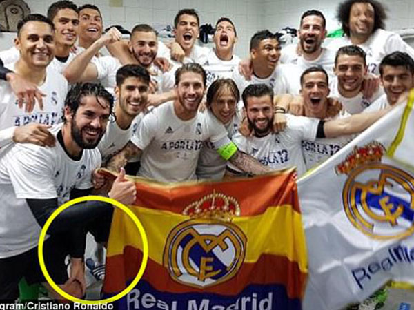 Ronaldo lại nhón chân, "ăn gian" chiều cao