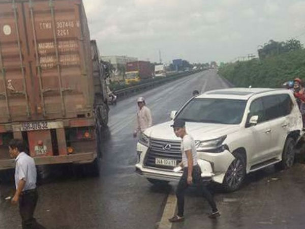 Tai nạn liên hoàn giữa 4 xe trên quốc lộ 5, "chuyên cơ mặt đất" Lexus LX570 vỡ đầu và đuôi