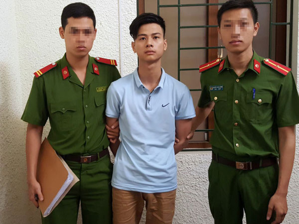 Tên cướp đánh vỡ mũ bảo hiểm cô gái để giật túi xách
