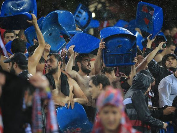 Vì sao CĐV Atletico tháo ghế mang về nhà?