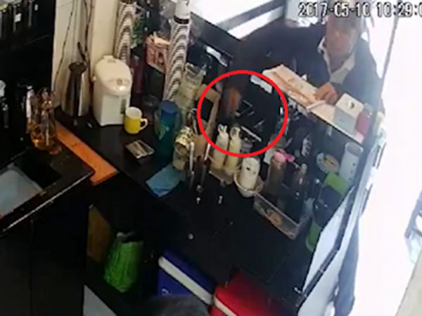 Clip: Người đàn ông lớn tuổi "thó" điện thoại trong cửa hàng