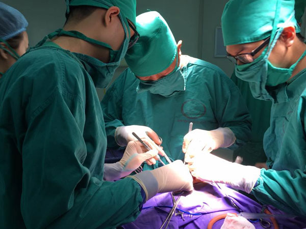 Kỳ diệu: Tạo mông cho bé trai 8 tháng tuổi bị đa dị tật bẩm sinh
