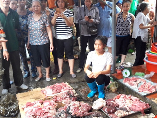 "Lợn đến kỳ xuất chuồng mà chẳng ai mua, chúng tôi mới mổ thịt đem ra chợ bán thì bị hắt luyn và đe dọa"